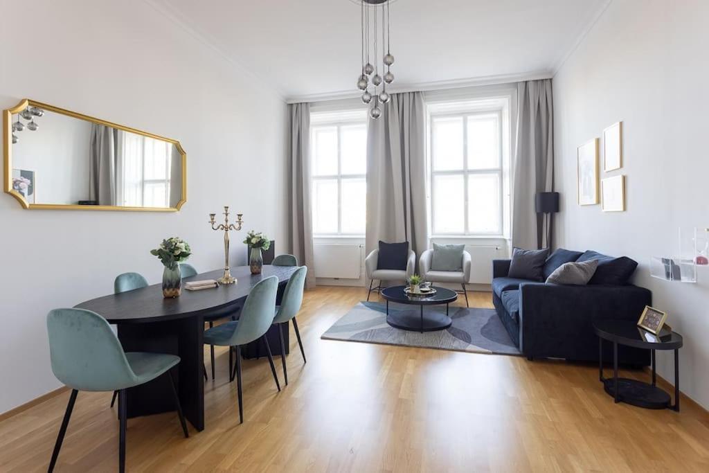 Franz 24 - Typical Viennese Apartment In The Heart Of Bécs Kültér fotó