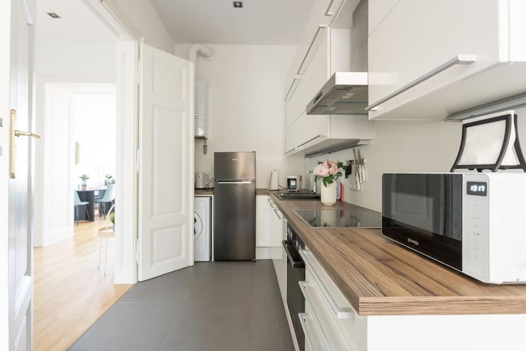 Franz 24 - Typical Viennese Apartment In The Heart Of Bécs Kültér fotó