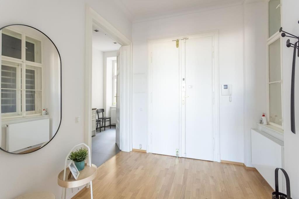 Franz 24 - Typical Viennese Apartment In The Heart Of Bécs Kültér fotó